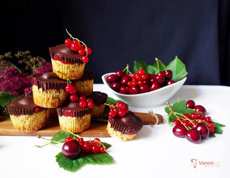 Skládané tvarohové muffiny s čokoládou, malinami a třešněmi.
