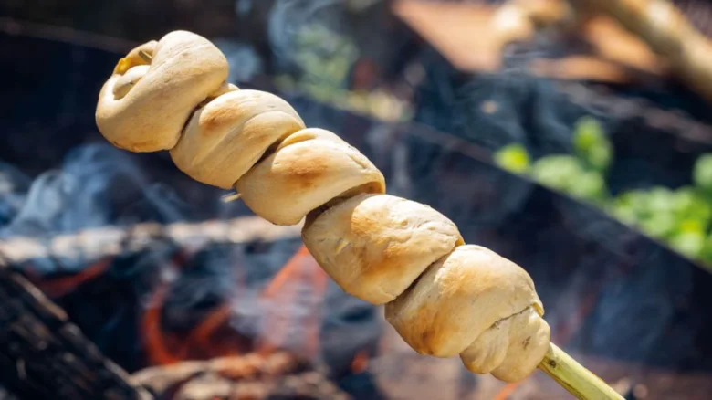 Pivní rohlíky na grilu s dýmem v pozadí