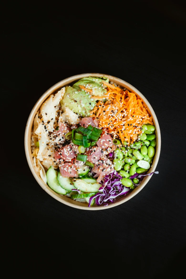 Poke bowl s tuňákem, avokádem a zeleninou.
