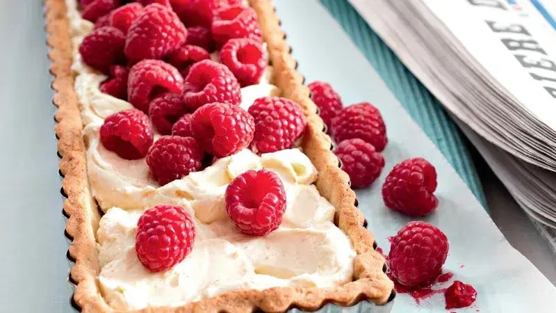 Dlouhý koláč s mascarpone plněný čerstvými malinami.