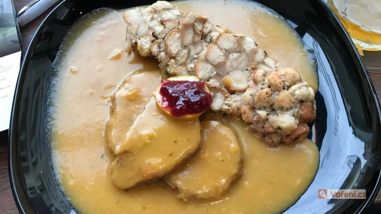 Přepážka s vepřovým masem, znojemskou omáčkou a knedlíky.