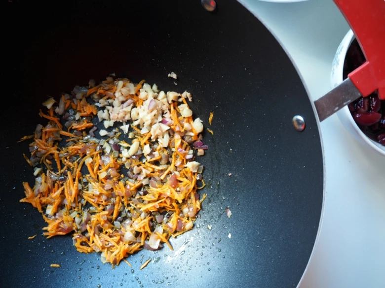 Smažené nakrájené zeleniny v pánvi pro chilli con carne.
