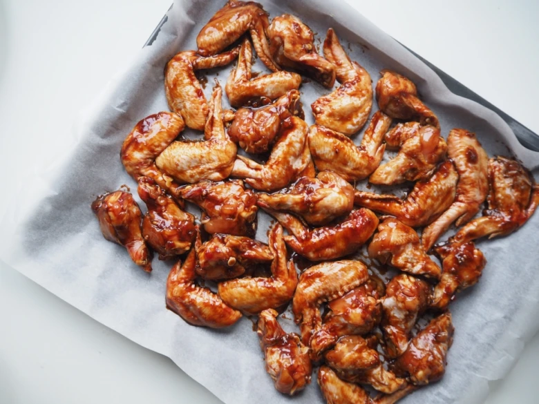 Baked chicken wings with sauce