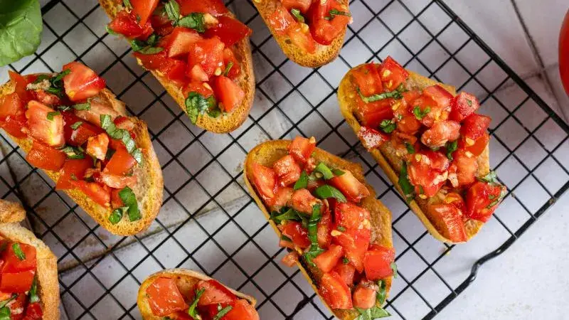 Italská bruschetta s rajčaty na chlebových kouscích.