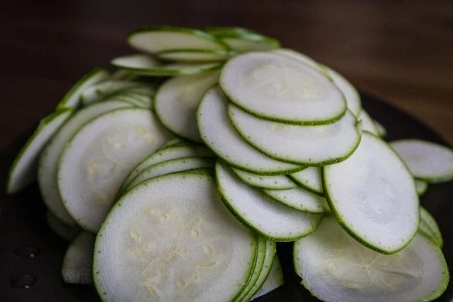 Tenké plátky čerstvé cukety připravené na recept tatarák.