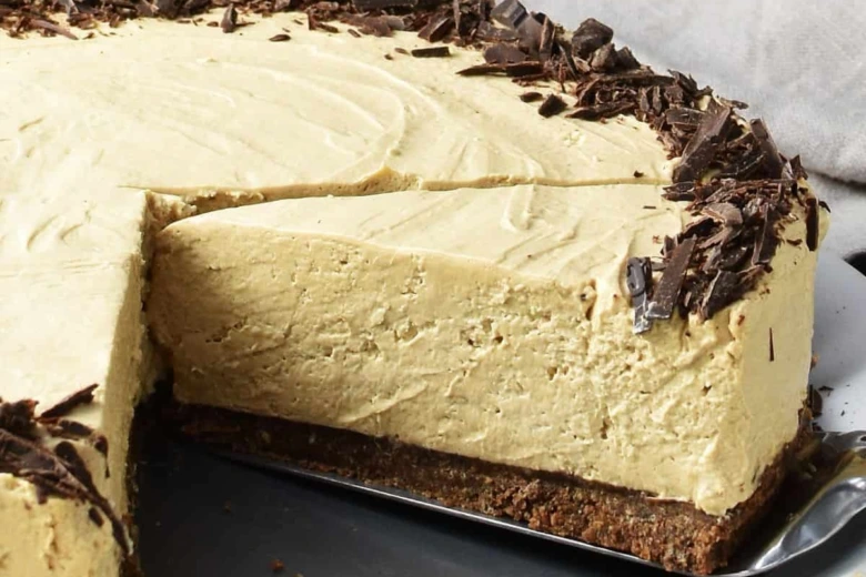 Kousek bezpečeného cheesecaku s čokoládou na vrchu.