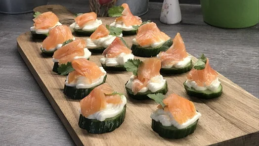 Malé okurky s lososem a krémem na jednohubky