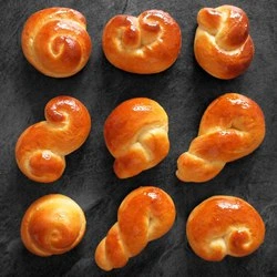 Zlatohnědé pečené rolky s tvarováním podobným pretzelům.