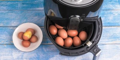 Vejce v košíku horkovzdušné fritézy připravená k vaření.