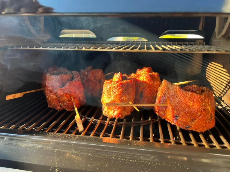 Pečená vepřová žebra s marinádou na grilu.