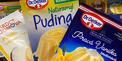 Balení sáčku na výrobu domácího pudínu různých chutí.