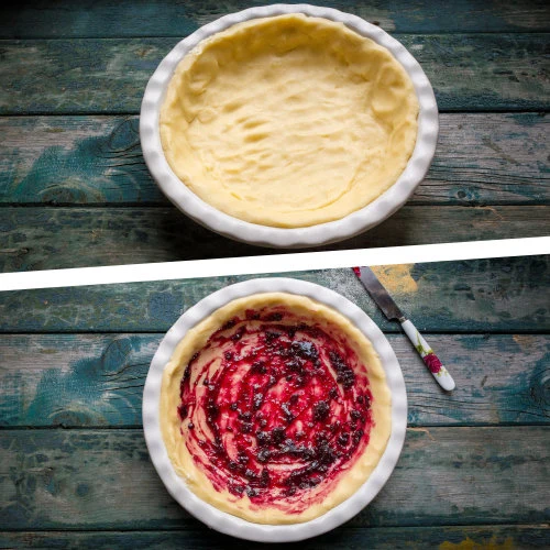 Tvarohový cheesecake s ovocem v bílé formě na dřevěném stole.