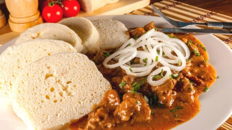 Segedin goulash with bread and onions