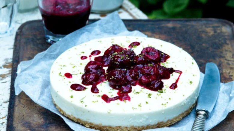 Cheesecake with berry topping