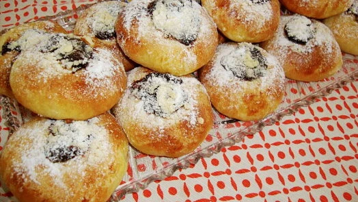 Zlatohnědé koláče s makem posypané moučkovým cukrem.