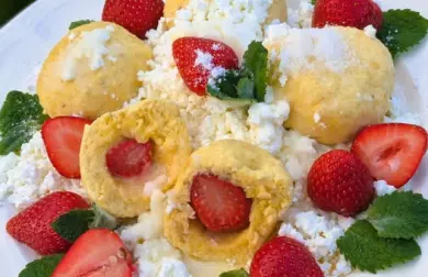 Jablka s tvarohem a mascarpone na bílém talíři.