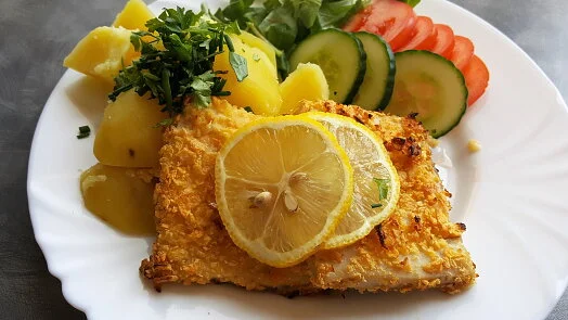 Baked fish fillet with lemon and vegetables