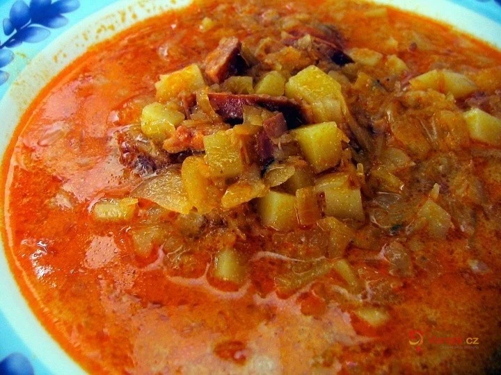 Hot zelňačka s klobásou, brambory a červená řepa v misce.
