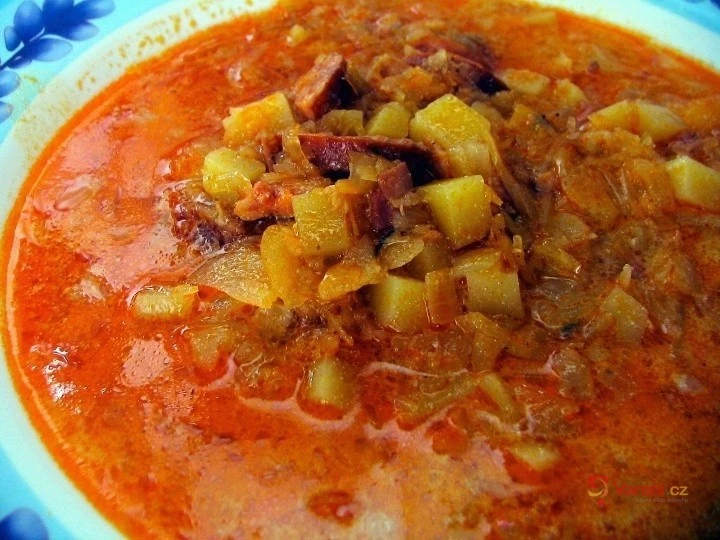 Kuchyně: Zelňačka s klobásou v misce.