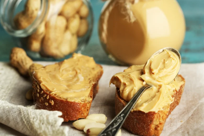 Kráje chleba s arašídovým máslem na toastu.