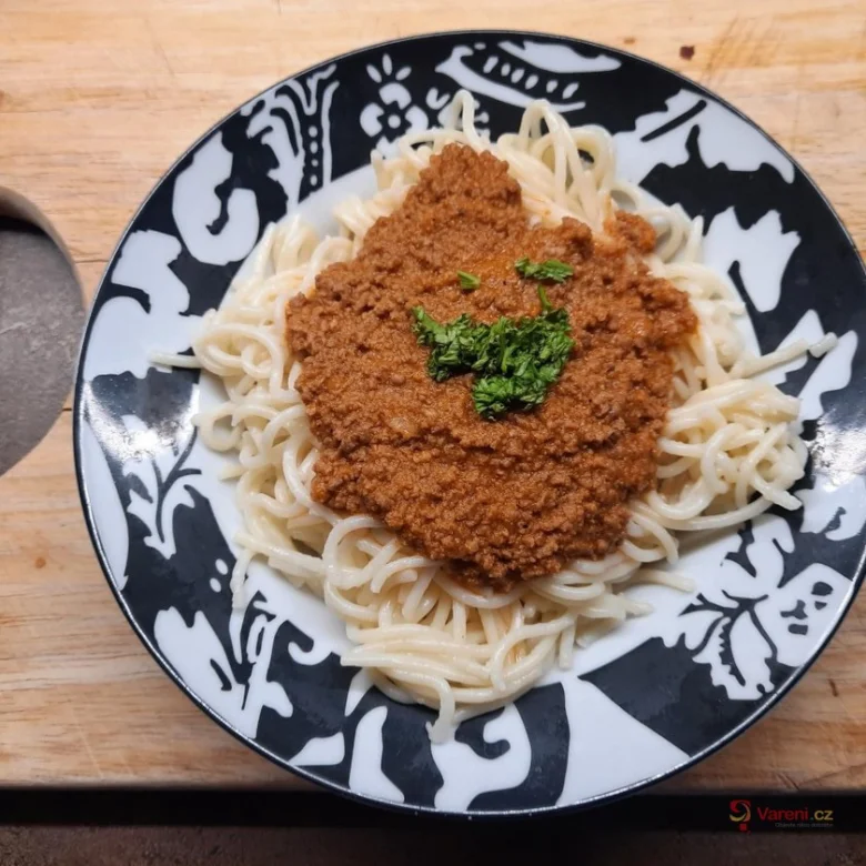 Špagety s boloňským omáčkou z mletého masa v misce.