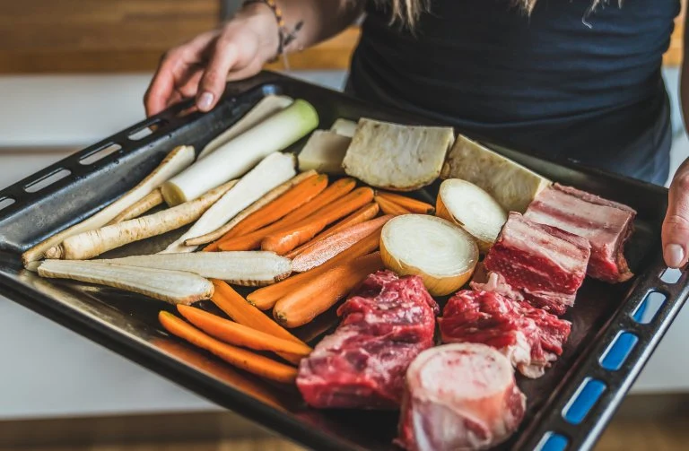 Surové hovězí kosti s kořenovou zeleninou pro vývar