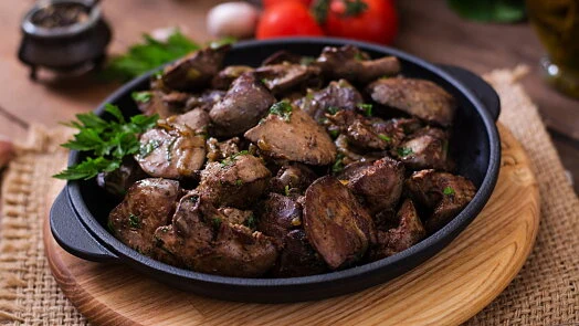 Pekáče s upečenými játry posypané čerstvou petrželkou