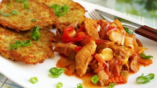 Meat stir-fry with pancakes