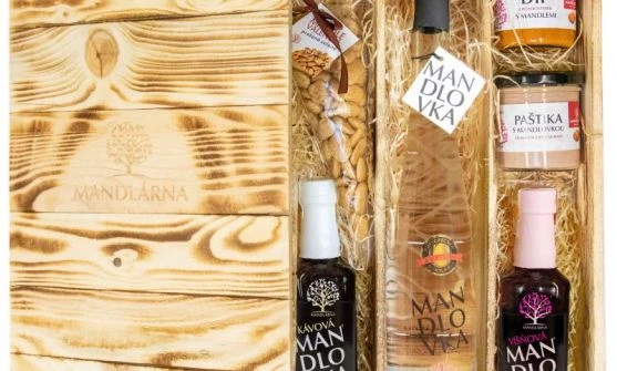 Dárkové balení s mandlovými produkty v dřevěném krabici.
