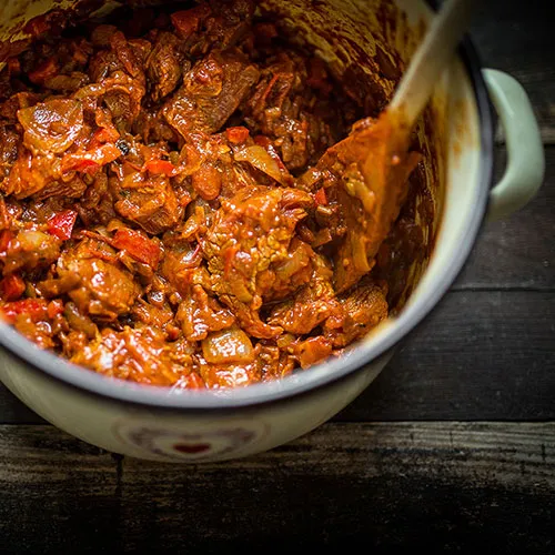 Hotová maďarský guláš s masem a zeleninou v hrnci