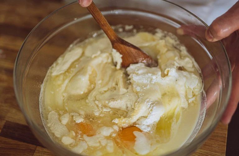 Míchání surovin pro hrníčkovou třešňovou bublaninu v míse.