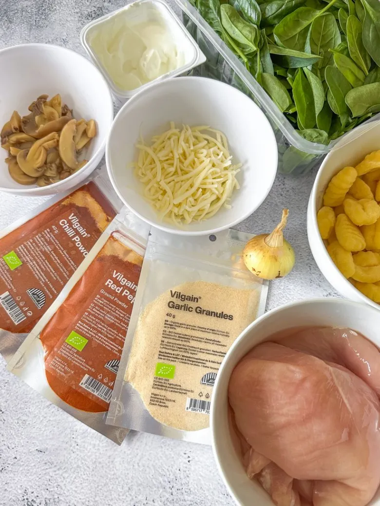 Suroviny na recept s kuřecím masem a knedlíky