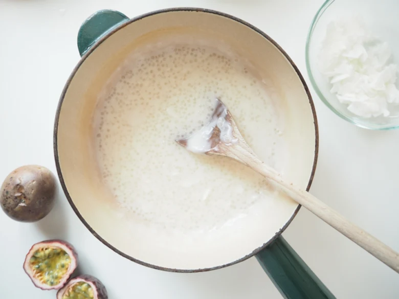 Tapioka se vaří v mléce s lžící pro recept.