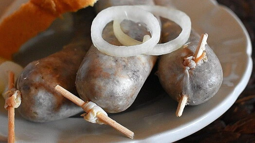 Připravená krevní sádlo podáváno se šalotkou a chlebem.