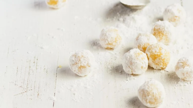 Citronové crinkles posypané cukrem na bílém povrchu.