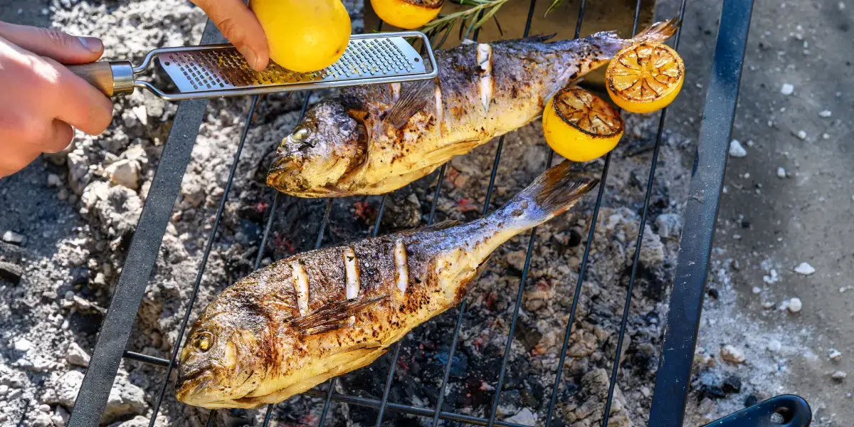 Grilované ryby s citronem, na kterém se strhá kůra.