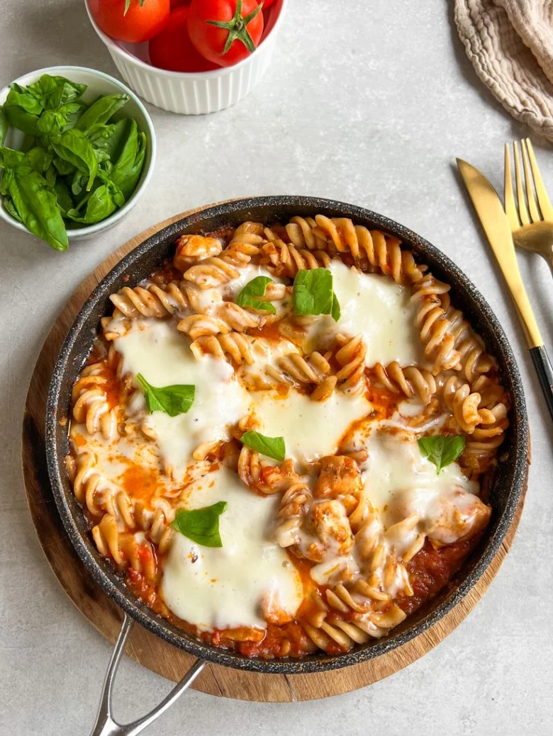 Pasta s kuřecím masem v rajčatové omáčce se syrem.