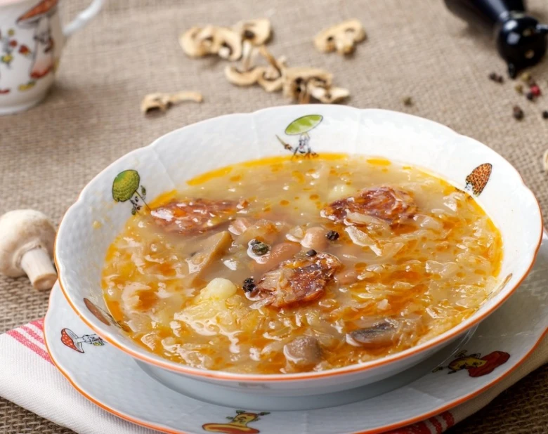 Miska s zelňačkou se šunkou, houbami a bramborami.