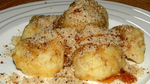 Fruit dumplings with topping