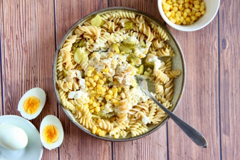 Pasta salad with yogurt and corn