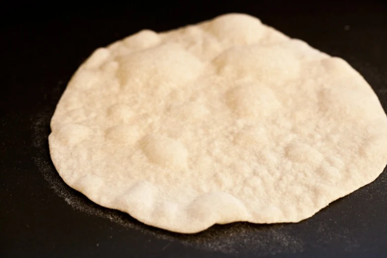 Domácí tortilla se vaří na pánvi.