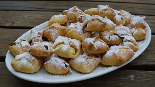 Cheese-filled pastries with powdered sugar