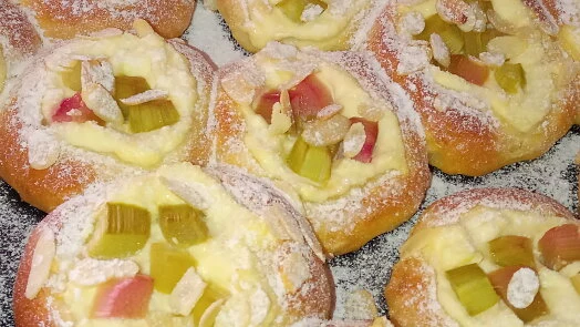 Zlatohnuté koláče s kyselinou rebarborovou a smetanovým náplní.