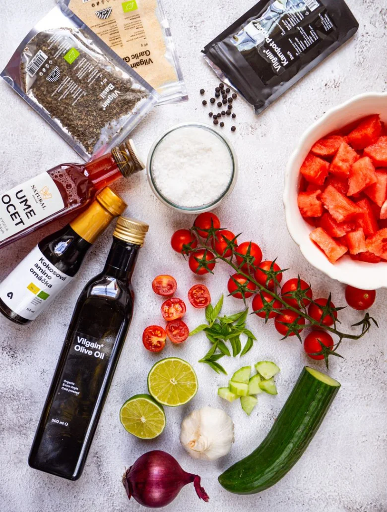 Suroviny na český recept studené polévky gazpacho.