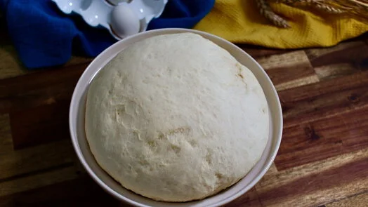 Kyslou těsto pro vdolky v misce před pečením.