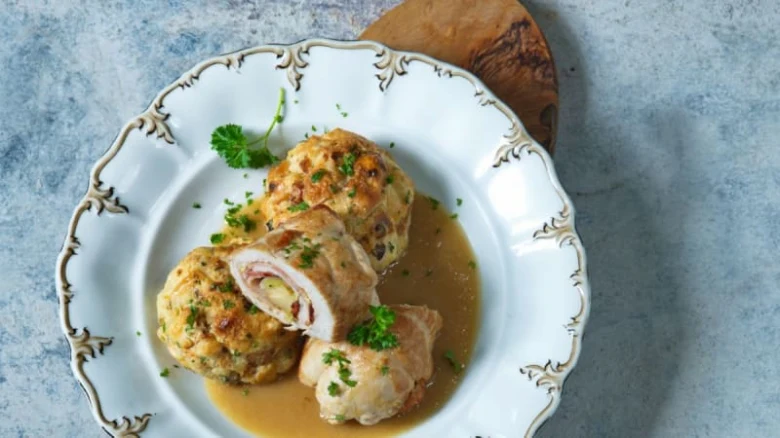 Stuffed turkey rolls in cream sauce