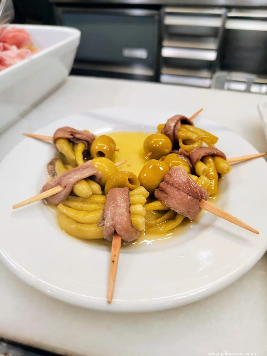 Španělské tapas s masem, olivami a zeleninou na špejli.
