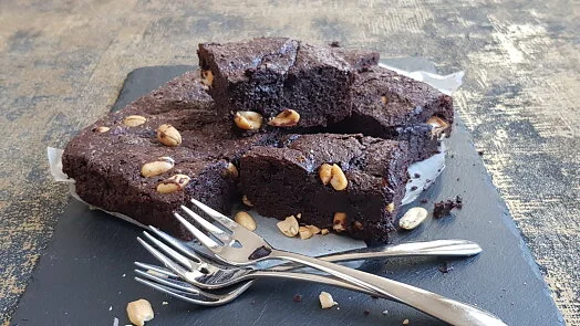 Čokoládové brownies s ořechy na kamenném podnosu.