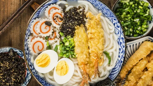 Tradiční japonská polévka ramen s krevetami a vejcem