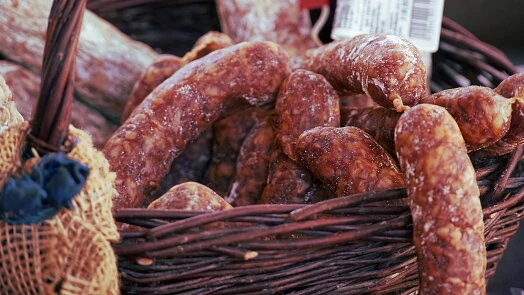 Klobásy v košíku jako hlavní surovina pro zelňačku.